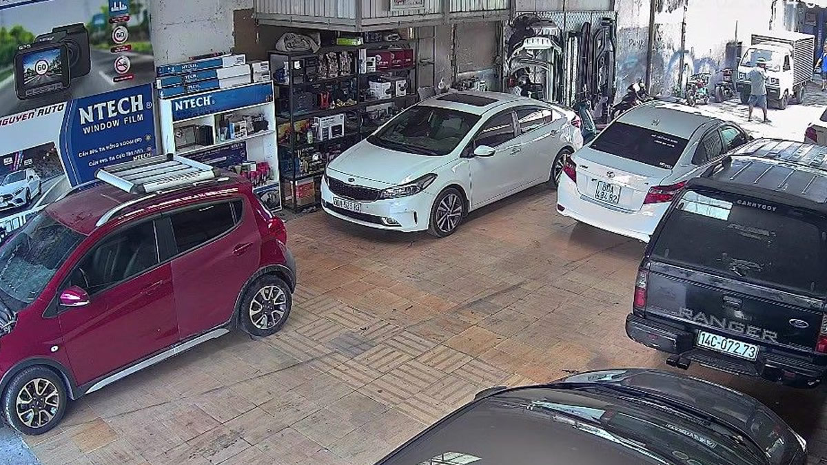 Thay kính xe ô tô thái lan tận nơi