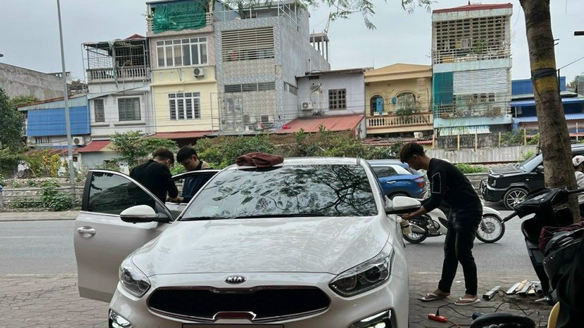 Thay kính xe ô tô chính hãng