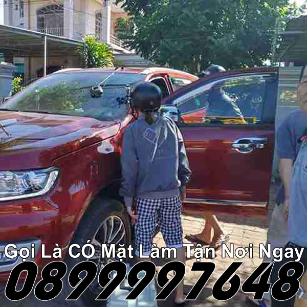 Thay kính hông tài xế ô tô